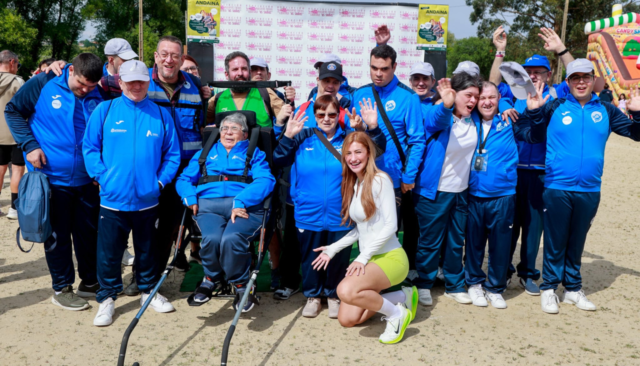 Paula Currás, madrina del evento, junto a usuarios de Amicos