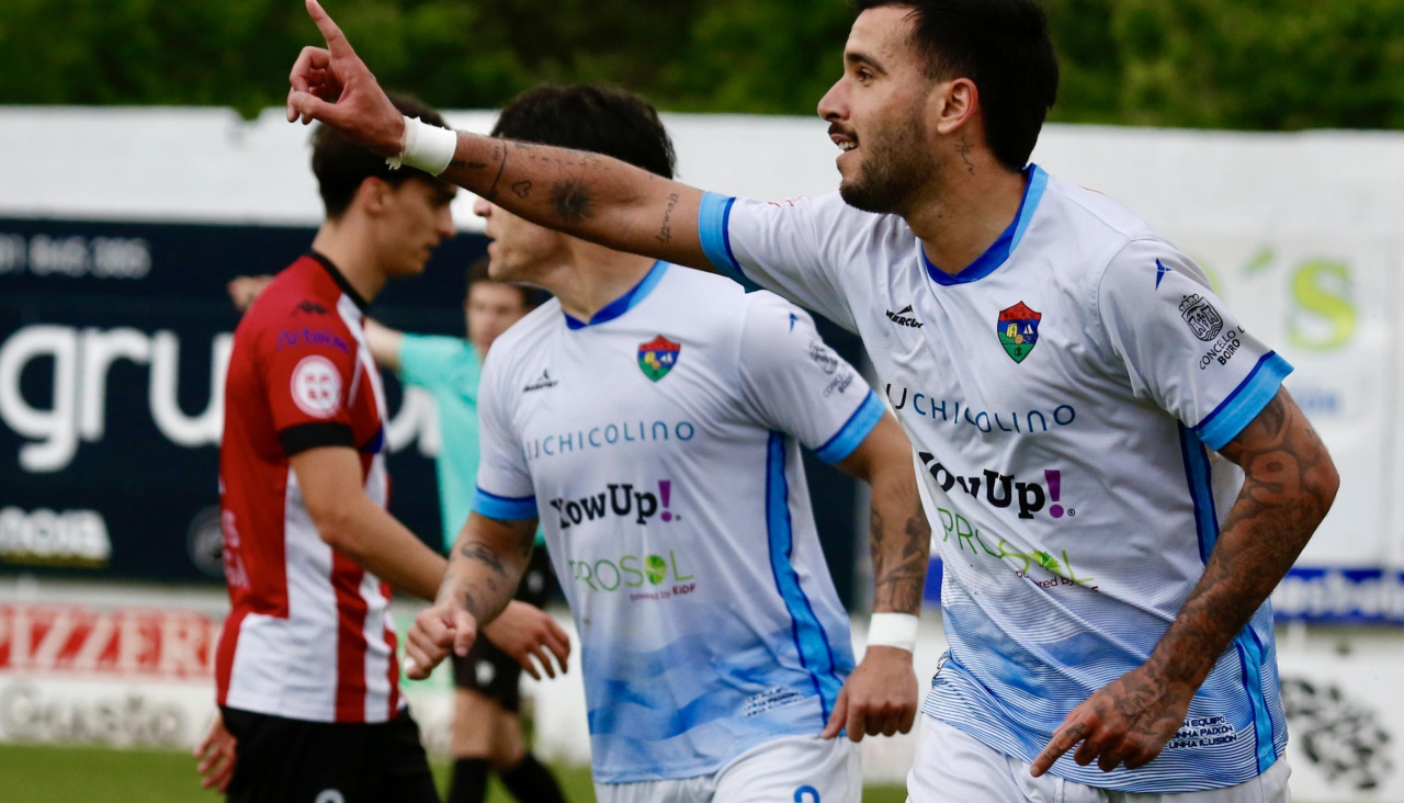 Adri Castro celebra un gol en la última victoria en Barraña ante el Atlético Arteixo
