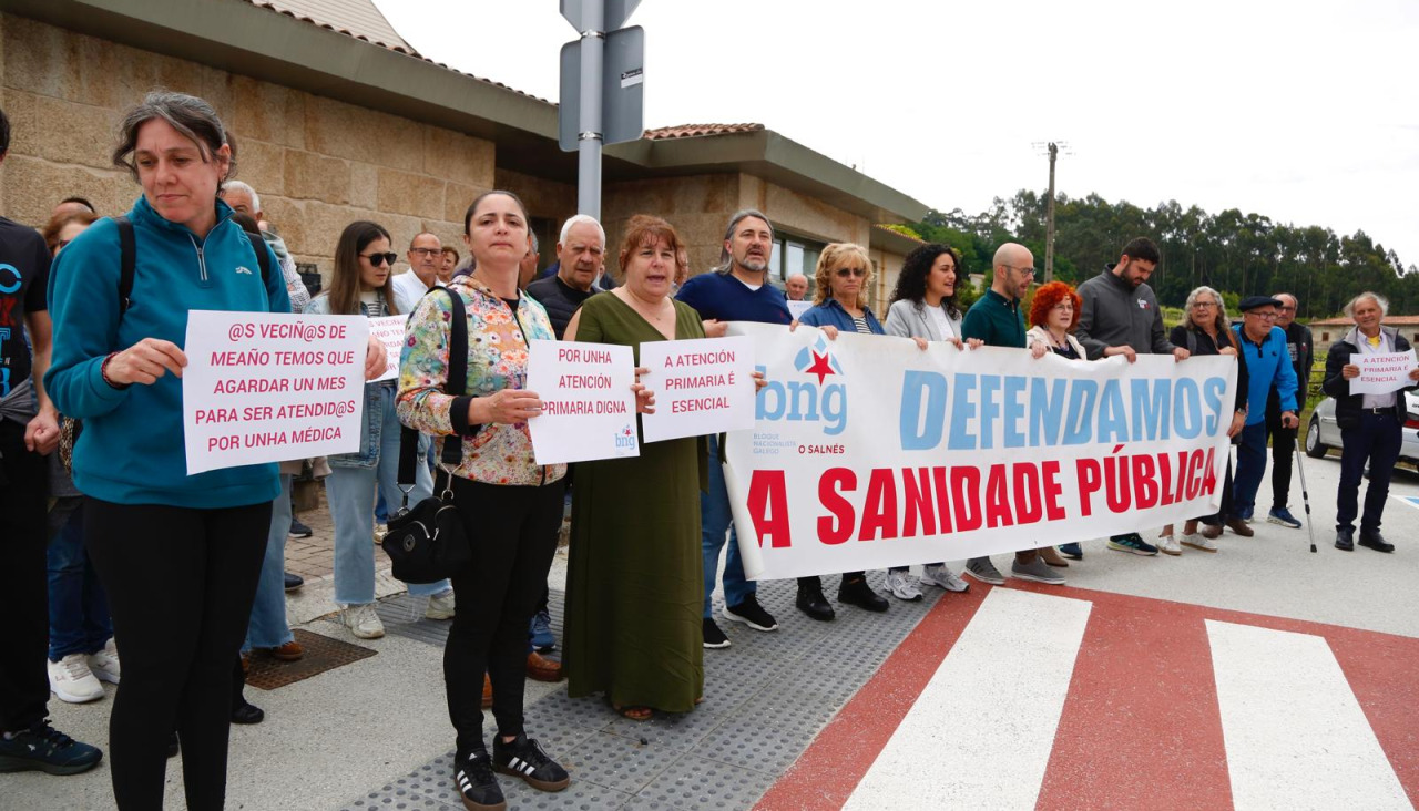 La concentración, este mediodía, delante del ambulatorio meañés
