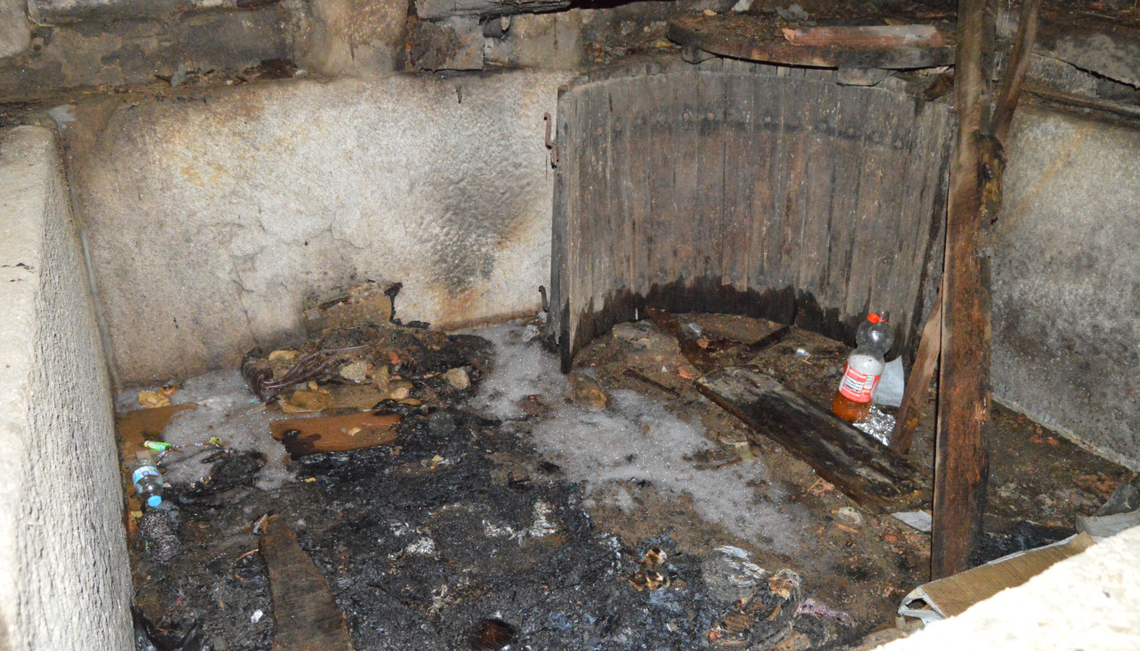 El incendio, que afectó a ropa y calzado, e incluso parcialmente al tejado, se declaró en un anexo al edificio principal del Pazo dos de Bandeorrío