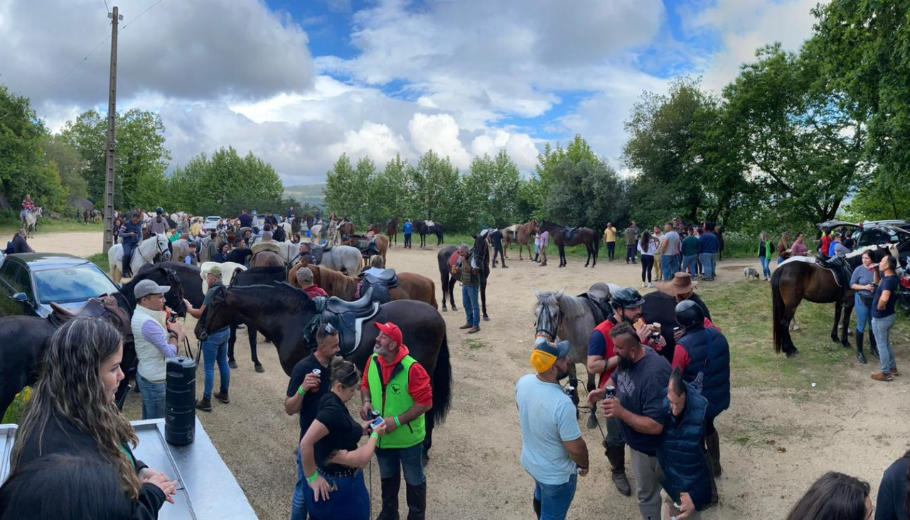 Los jinetes llegan a Romai para celebrar la IX Xuntanza Cabaleiros