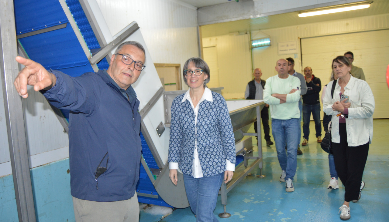 Ángeles Vázquez Suárez fue guiada por Moncho Fernández para darle a conocer los nuevos equipamientos de Pescados Moncho en sus dependencias en la lonja ribeirense