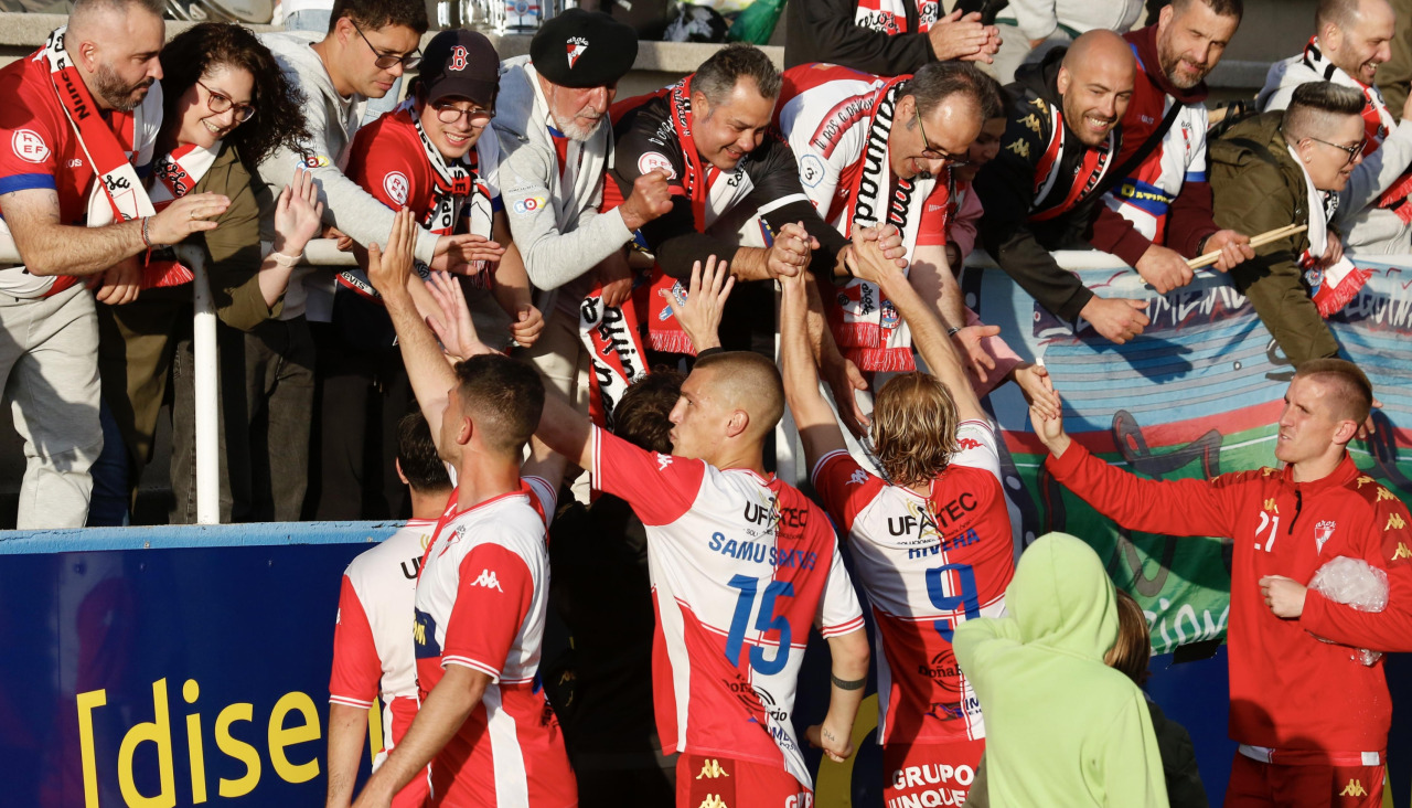 Los jugadores del Arosa agradecen el apoyo de la Peña Escuadra Arlequinada tras la última victoria el sábado en Burgáns, que les permite llegar líderes a la última jornada