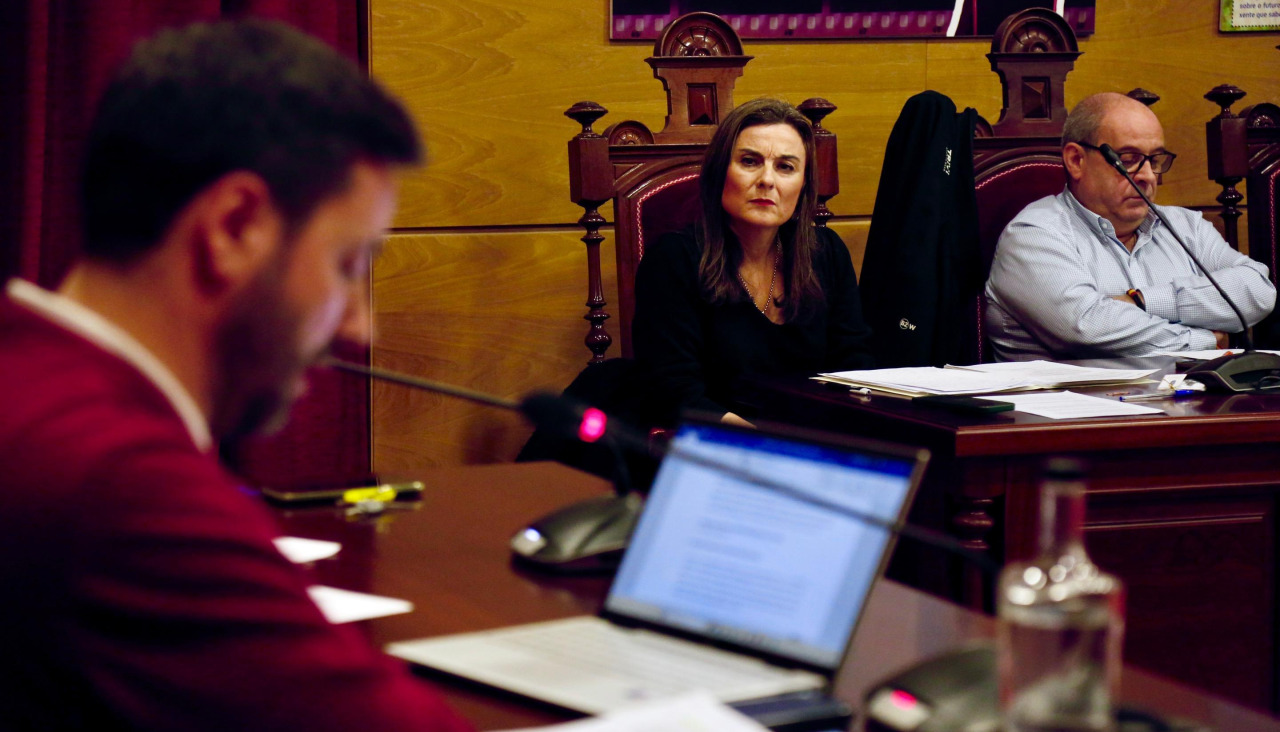 El regidor, Samuel Lago, y la portavoz popular, Sabela Fole, durante una sesión plenaria