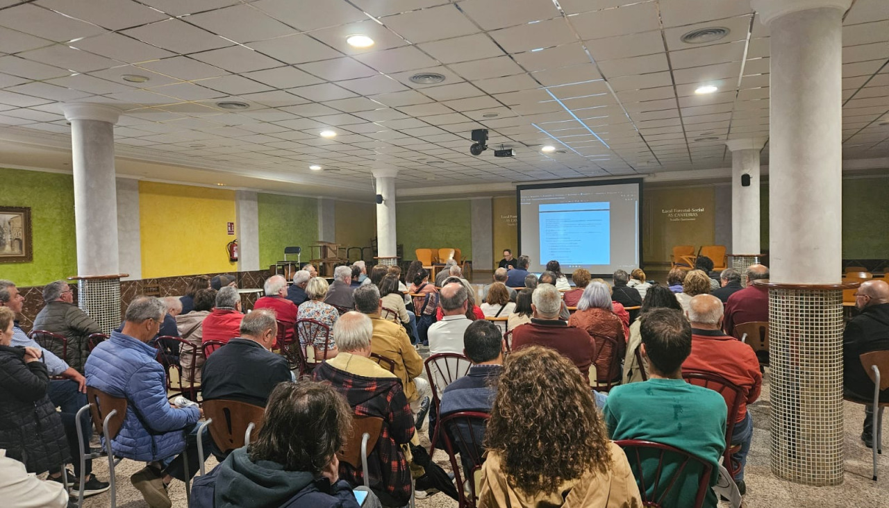 Público asistente en la asamblea organizada por la asociación Fulgor do Monte Faro
