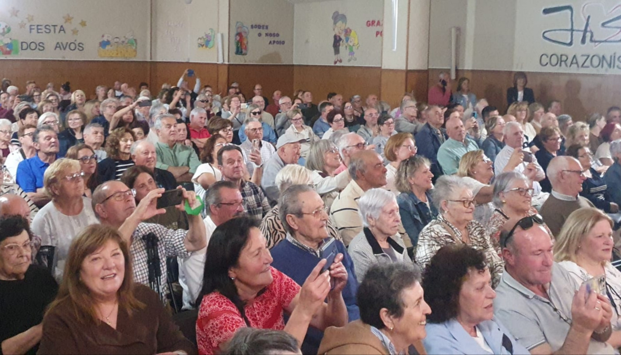 Alrededor de 300 personas participaron en la fiesta que se desarrolló en el centro educativo de Castiñeiras para celebrar una nueva edición del 'Día dos Avós'
