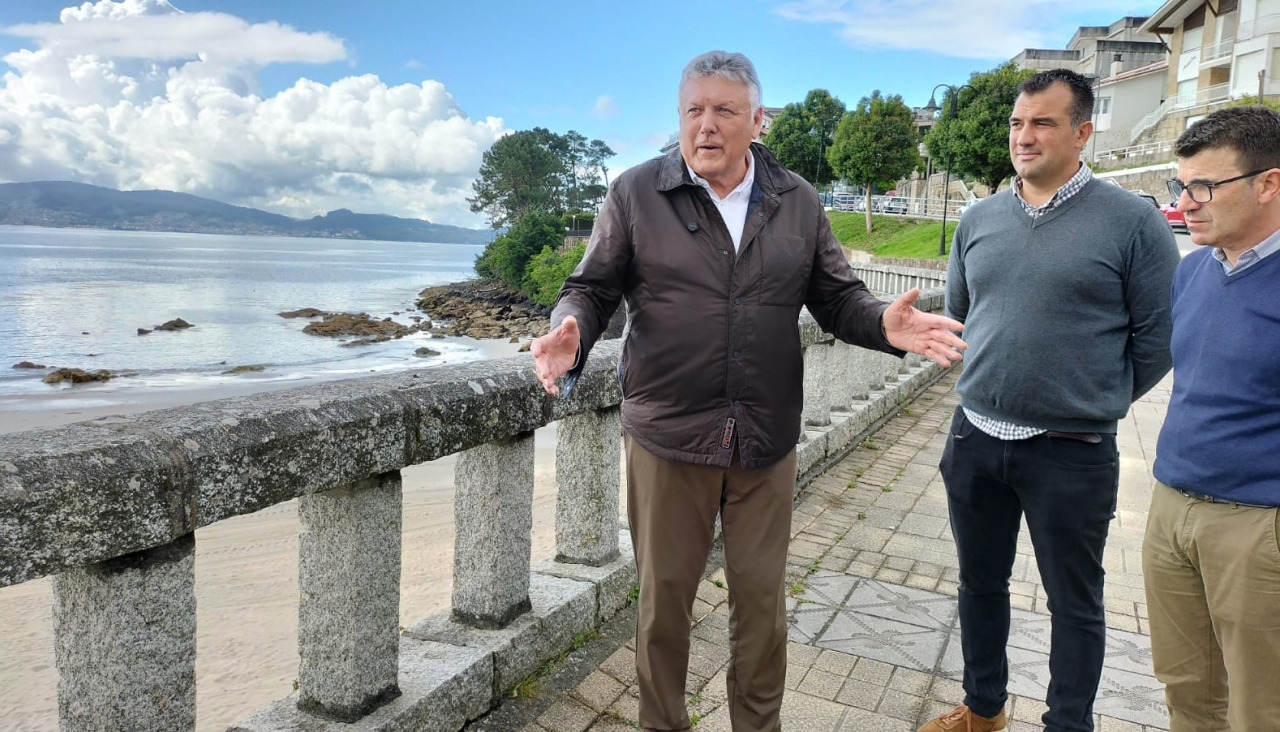 Telmo Martín, alcalde de Sanxenxo, aclara las obras en la balaustrada de piedra de Silgar