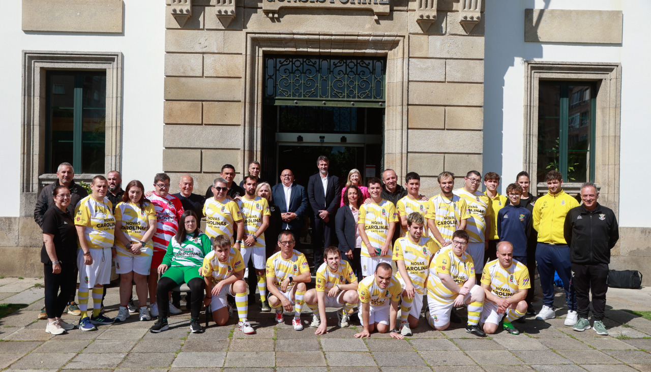 Foto de familia de deportistas junto a los representantes de las instituciones tras la presentación