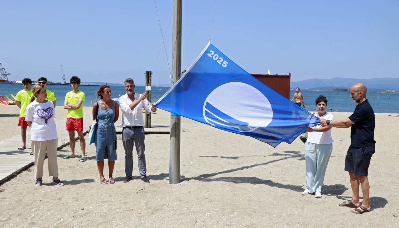 Izado de la Bandera Azul en una playa de Vilagarcía el año pasado