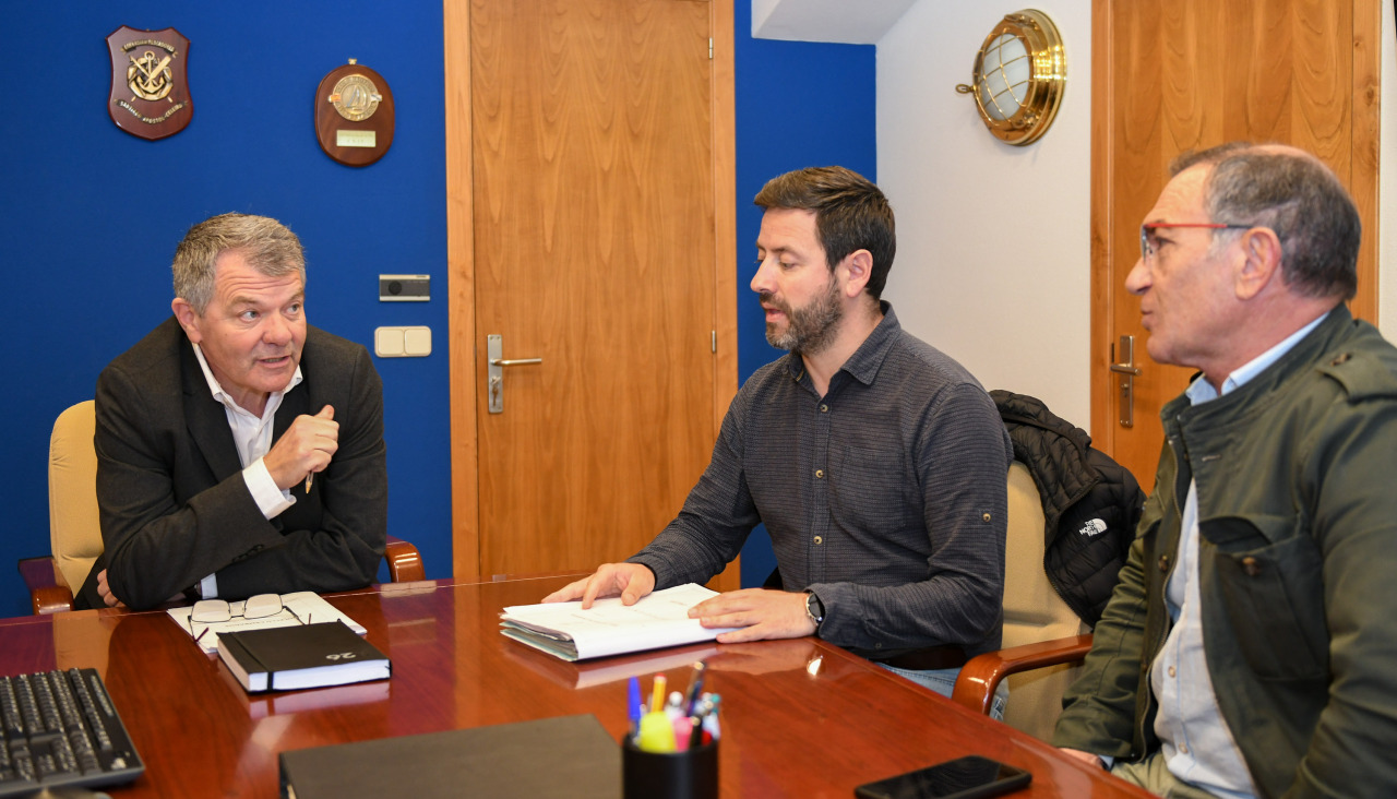 El alcalde, Samuel Lago, y el presidente de Portos, José Antonio Álvarez, durante la reunión