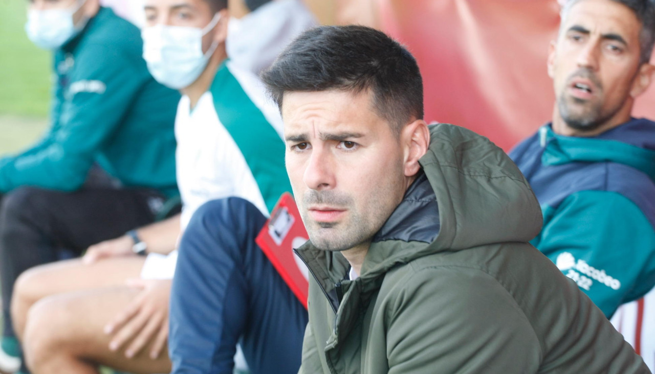 Gonza y Óscar en el banquillo de A Lomba en un Arosa vs Coruxo en Segunda RFEF hace cinco años