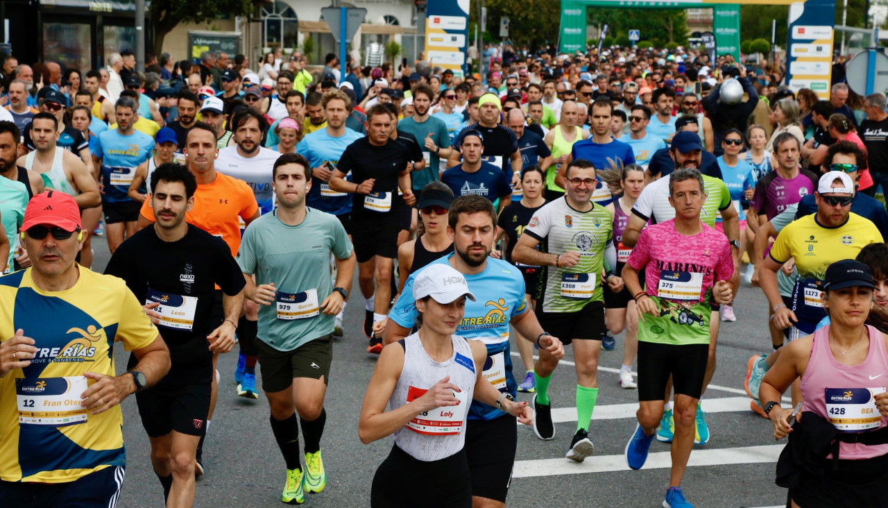 Participantes en la media maratón Entre Rías celebrada el año pasado