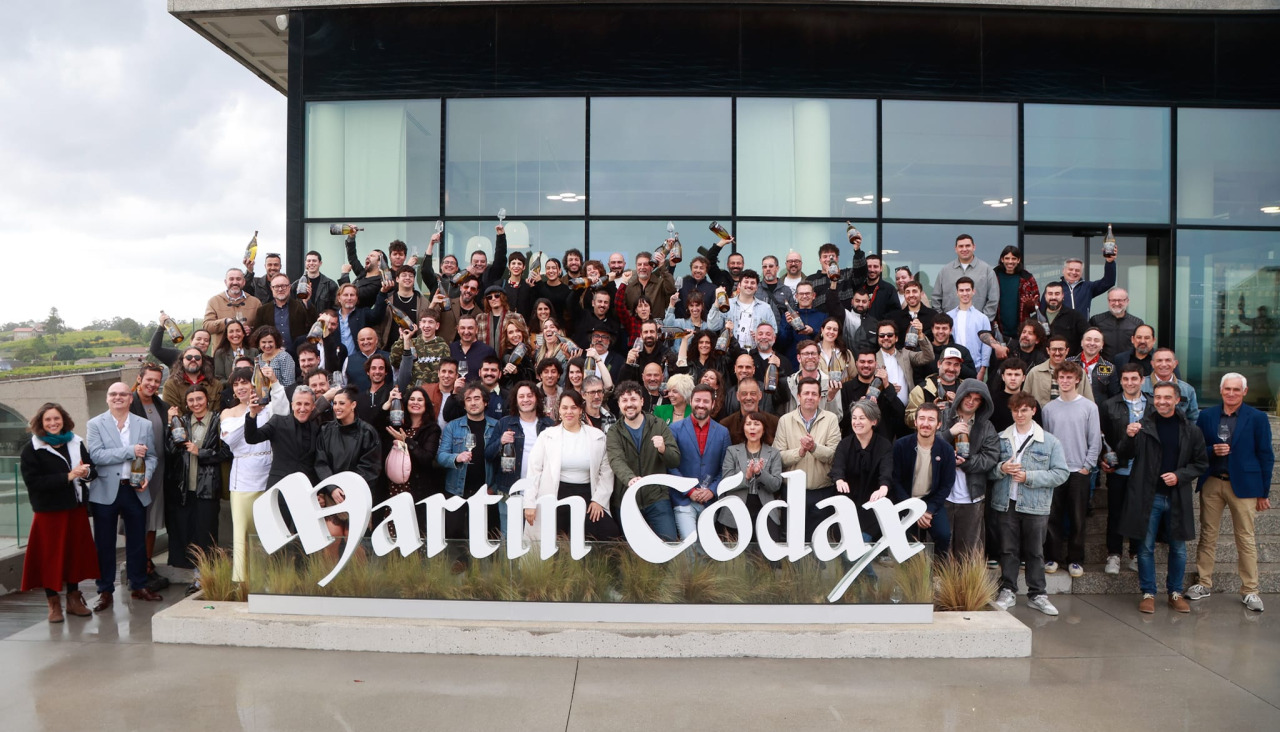 Foto de familia do medio centenar de finalistas nas terrazas de Bodegas Martín Códax