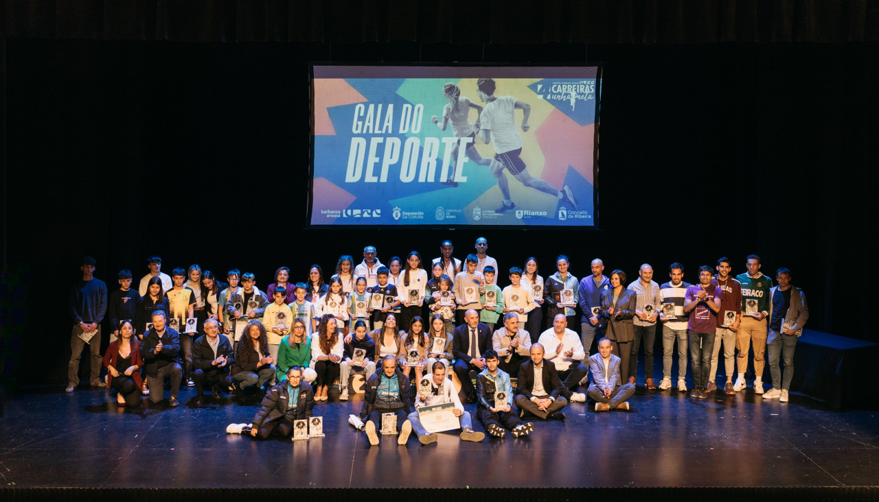 Deportistas, clubes y representantes institucionales posan en el auditorio ribeirense