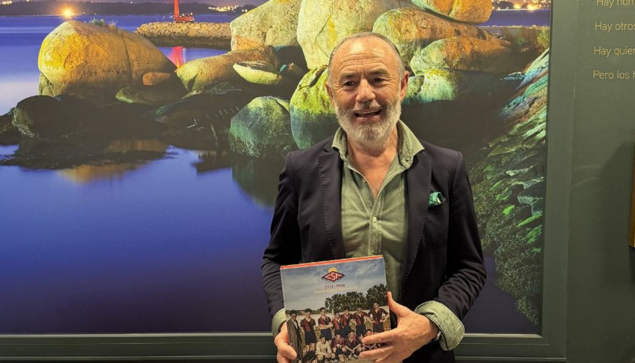 Jose Luis Teófilo posa con el libro del 75 aniversario del San Martín, que se presenta mañana sábado en Vilaxoán