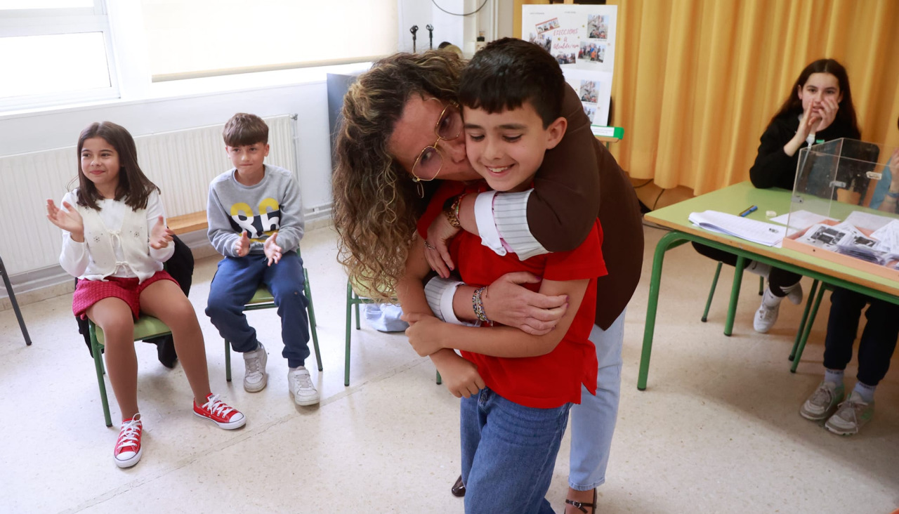 Amaro con su profesora tras ser elegido