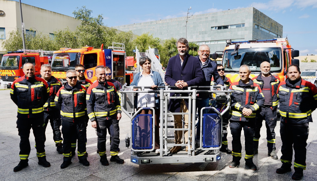 El alcalde y otros miembros del gobierno con el equipo de Emerxencias