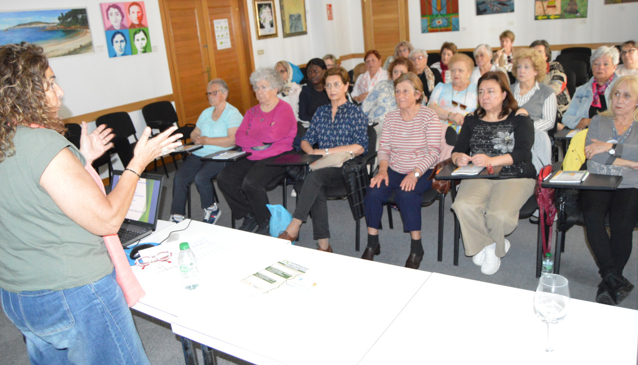 Una treintena de personas asistieron a l taller impartido por la enfermera  Marichel Costas en el salón de actos del centro cultural 'Lustres Rivas' de Ribeira