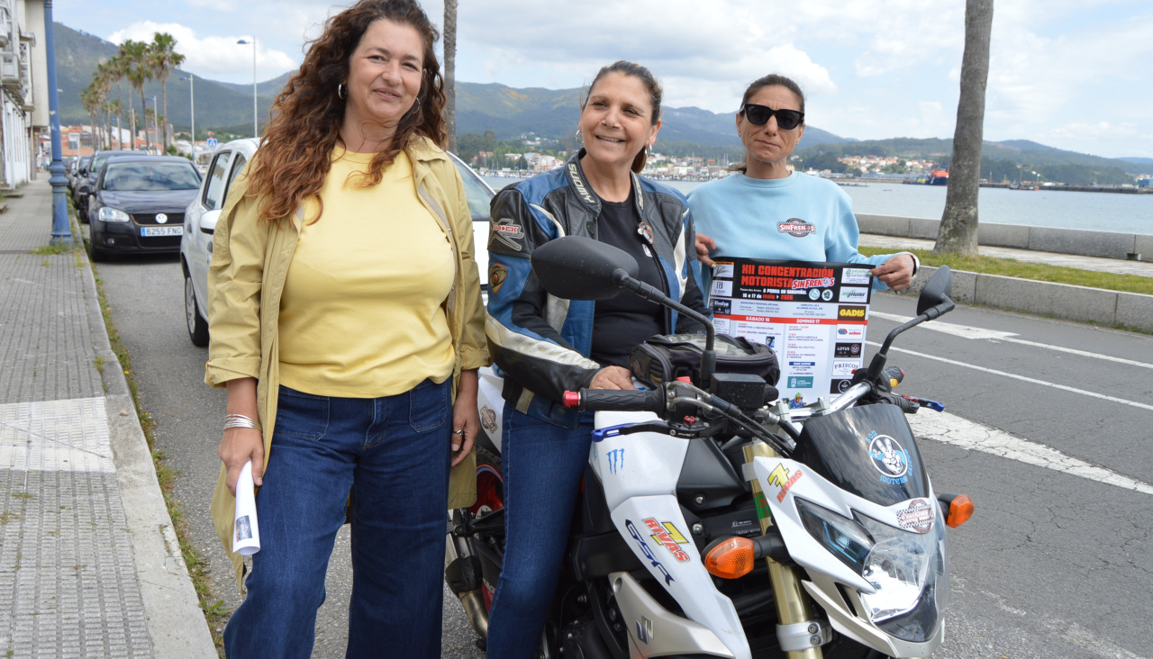 La concejala de Cultura, Patricia Lojo, y la presidenta y la secretaria del Motoclub Sinfrenos, Sponia Villa y Susana Riveiro, presentaron el cartel del evento en el entorno del Paseo do AReal en el que tendrá su epicentro la concentración motera