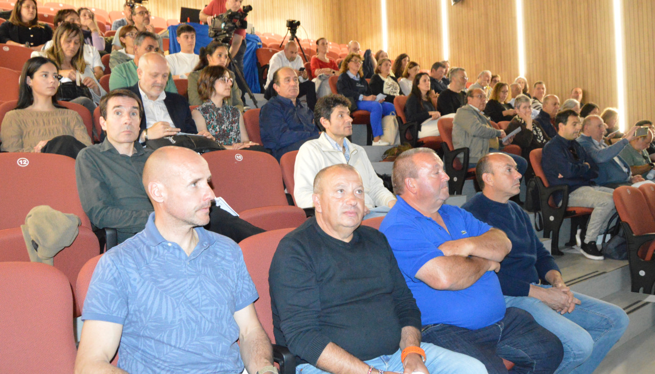 Representantes de diferentes ámbitos del sector del mar asistieron a la jornada sobre relevo generacional en el salón de actos de la Escola Oficial Náutico-Pesqueira de Ribeira