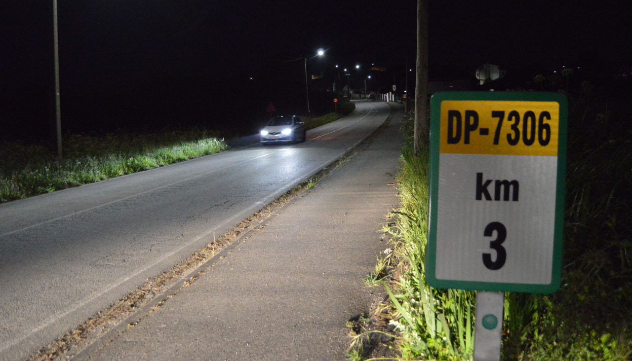 Vecinos alertan de que son muchos los vehículos que exceden el límte de velocidad, que es de 50 kilómetros por hora en la mayor del vial DP-7306, entre Carreira y Aguiño por A Graña