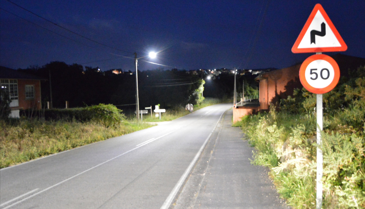 Vecinos alertan de que son muchos los vehículos que exceden el límte de velocidad, que es de 50 kilómetros por hora en la mayor del vial DP-7306, entre Carreira y Aguiño por A Graña
