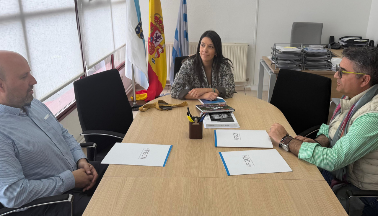 La alcaldesa de Ribeira, María Sampedro, se reunió con el presidente y el gerente de la Fundación Galega Contra o Narcotráfico, Manuel Couceiro y Fernando Alonso