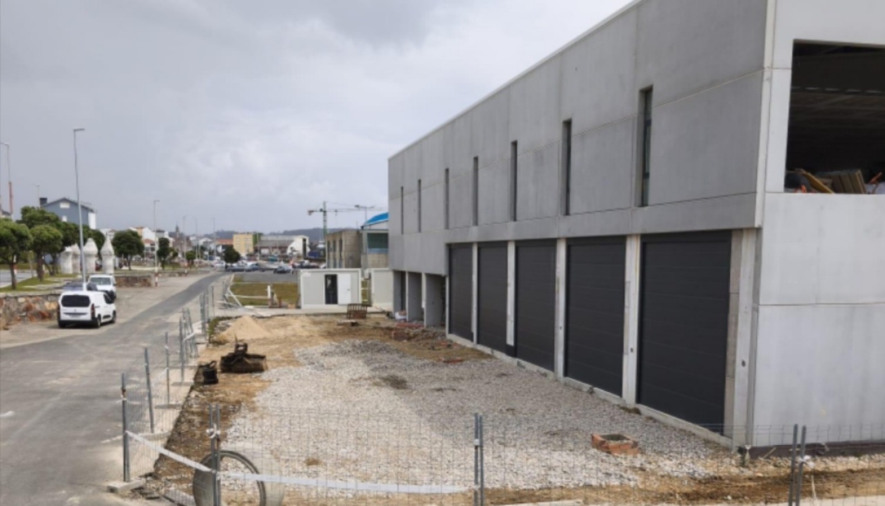 Los socialistas ribeirenses indican que las obras de la futura sede del Club de Remo Náutico de Riveira acumulas atrasos