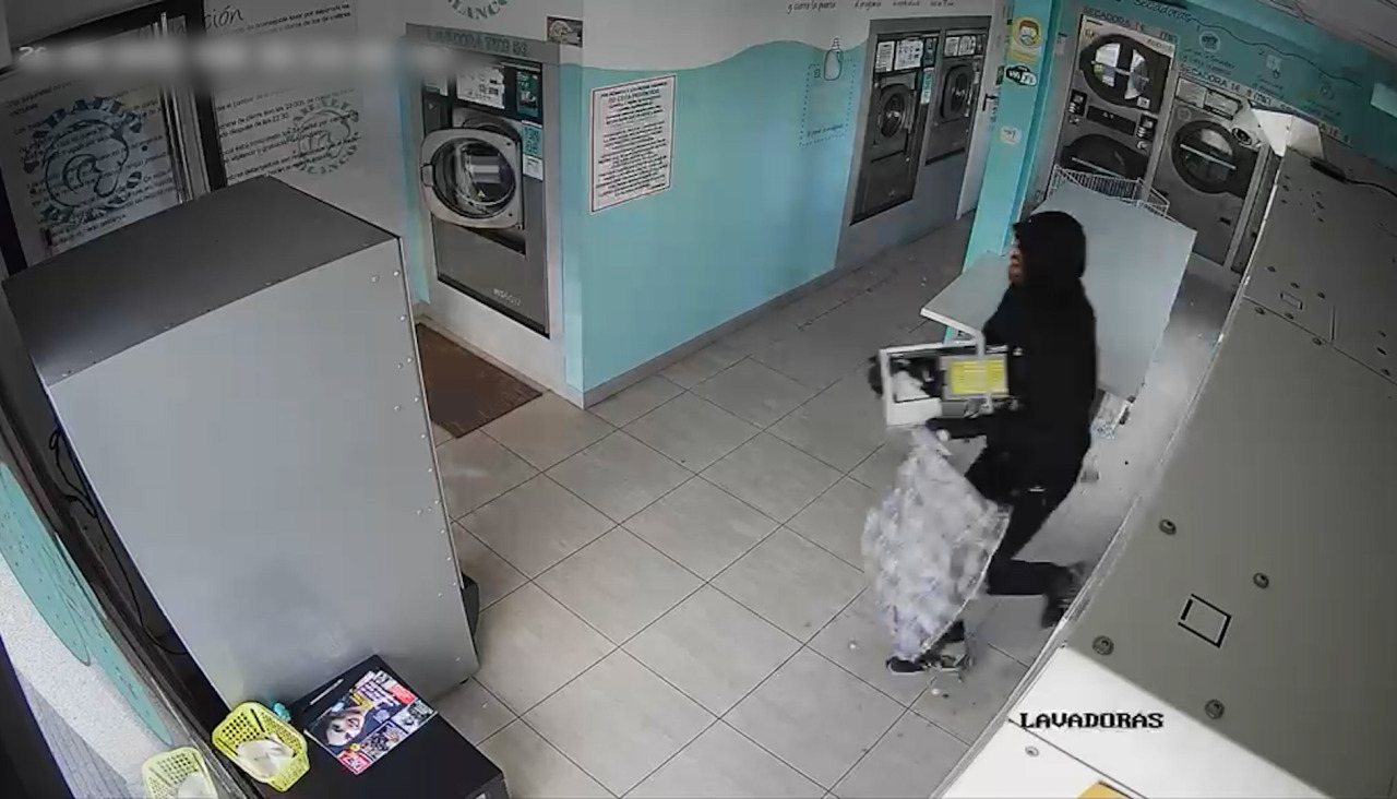 Los presuntos autores durante el momento del robo
