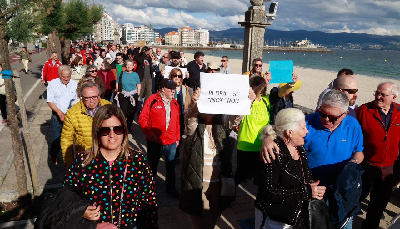 Vecinos y vecinas de Sanxenxo en la manifestación contra las obras en la barandilla de Silgar