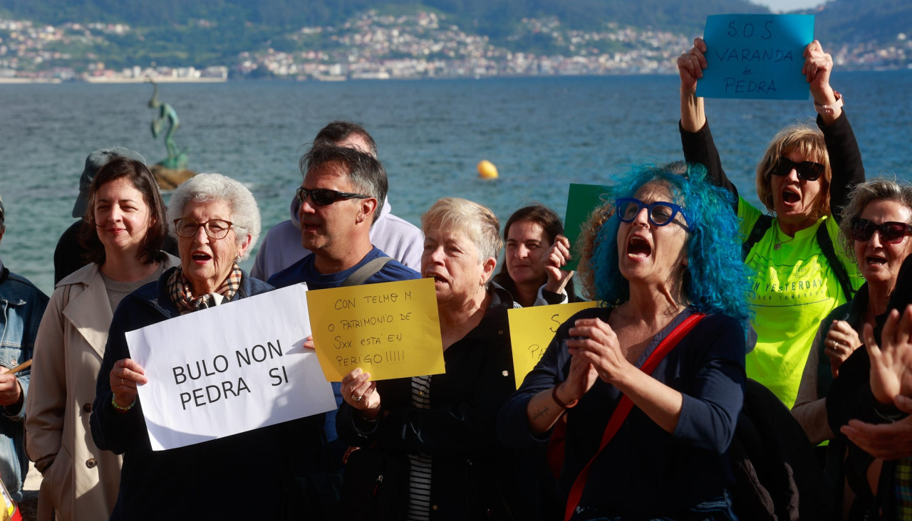 Manifestantes a favor de la barandilla de piedra de Silgar