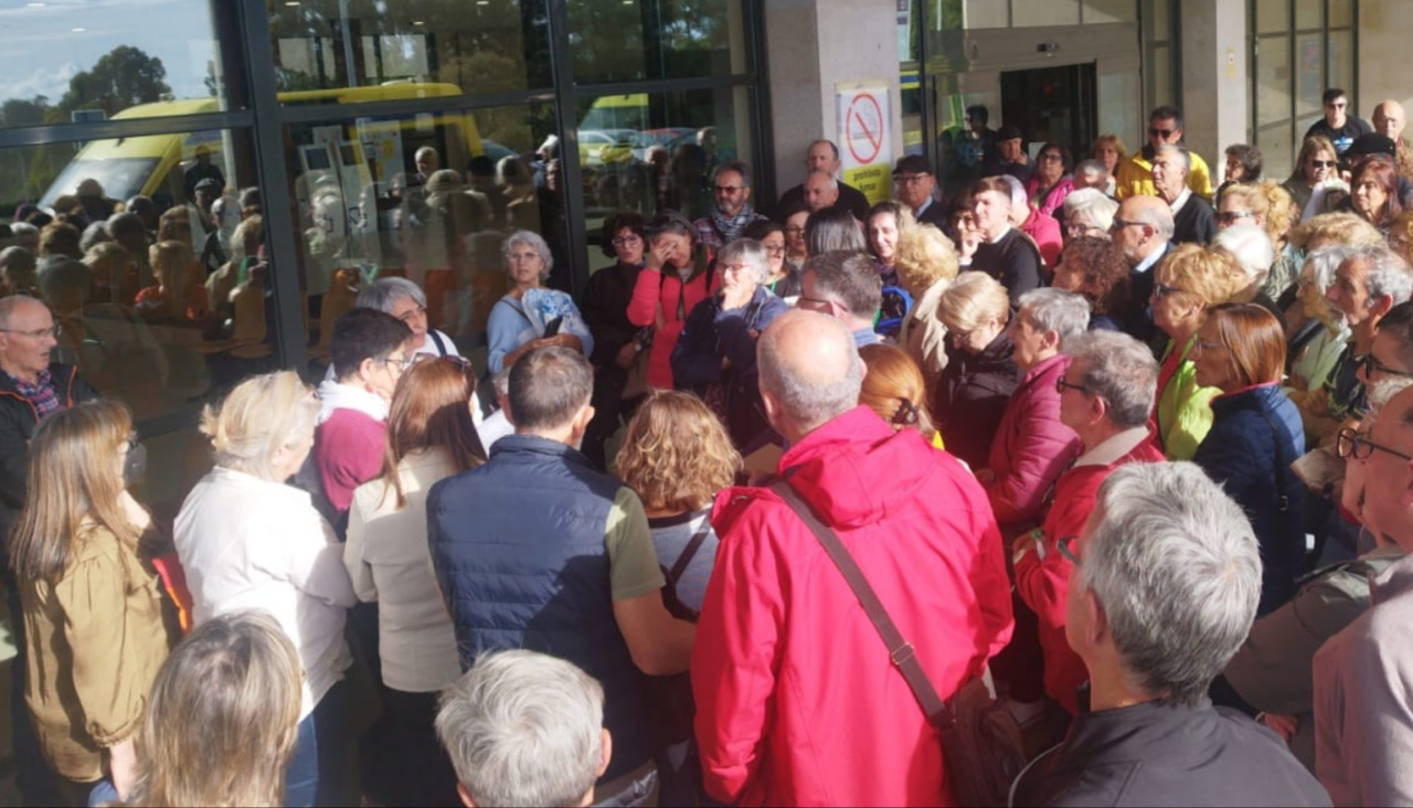 Representantes de la Plataforma en Defensa da Sanidade Pública do Barbanza que asistieron a la reunión informaron a las personas que se concentraron como muestra de apoyo sobre lo abordado en la misma