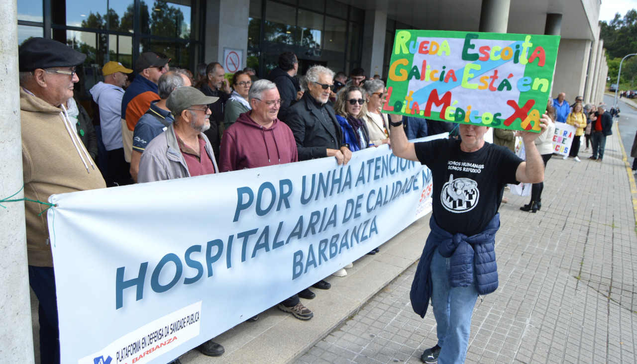 Decenas de personas se concentraron en la tarde de ayer ante la puerta principal del hospital comarcal como muestra de apoyo a la Plataforma en Defensa da Sanidade Pública do Barbanza en su reunión con representantes sanitarios