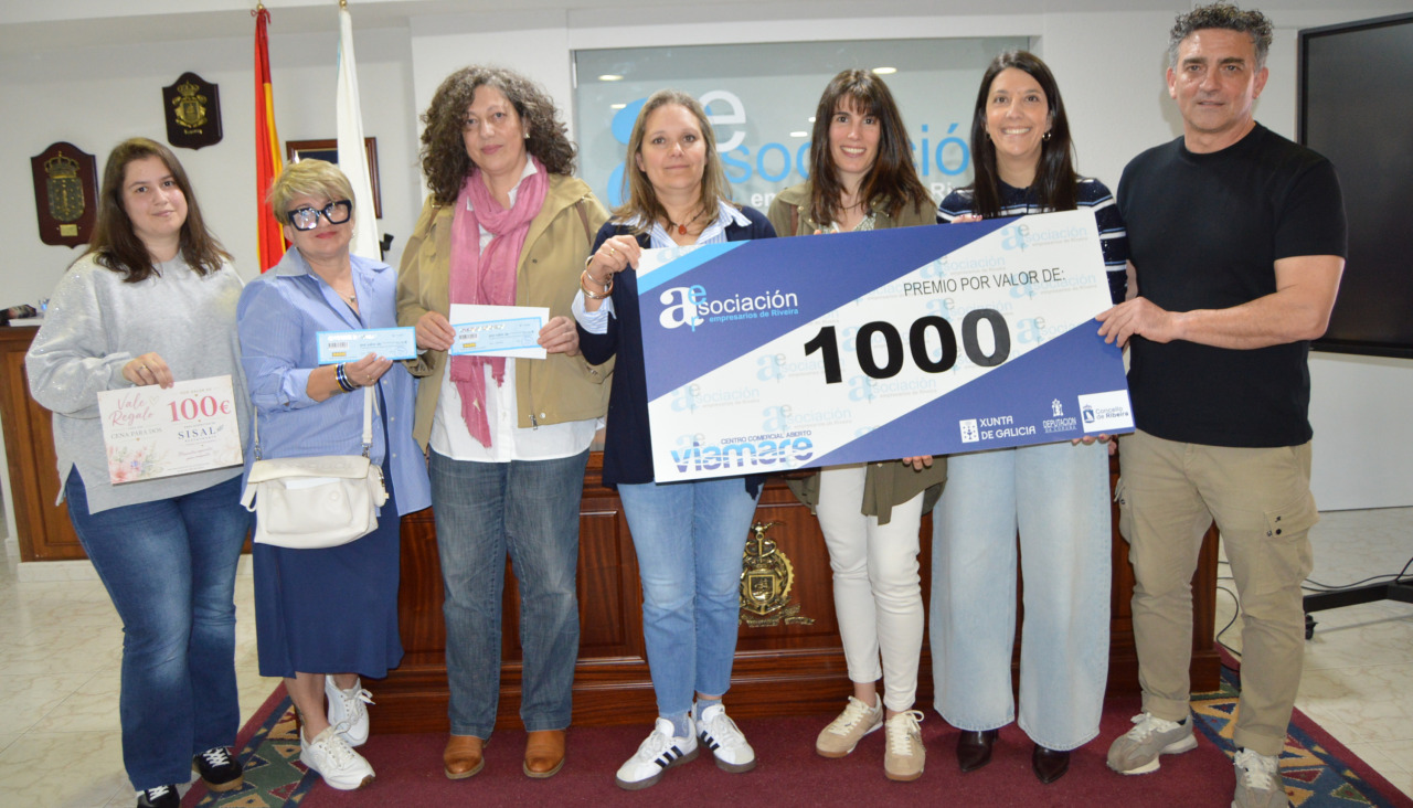 El acto de entrega de los diferentes premios sorteados con motivo de la campaña comercial de la patronal ribeirense con motivo del Día de la Madre tuvo lugar en su sede