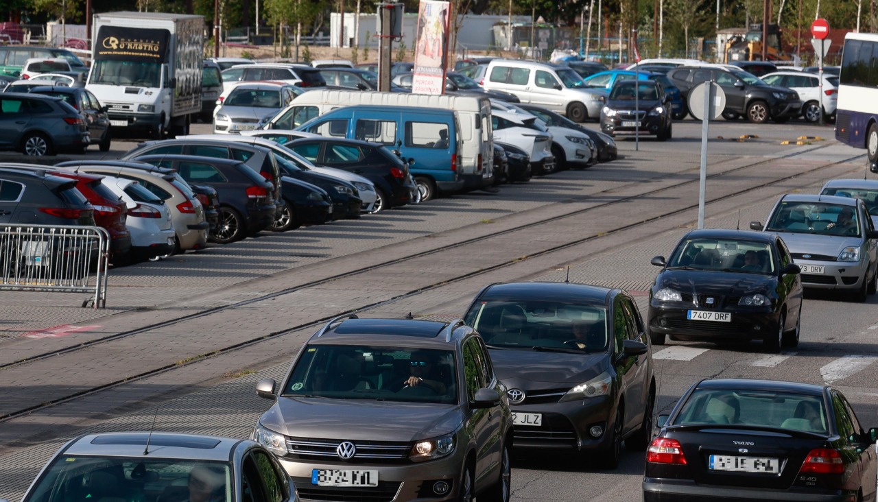 Coches circulando y estacionados en Vilagarcía