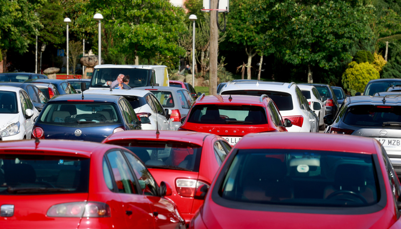 Coches circulando y estacionados en Vilagarcía