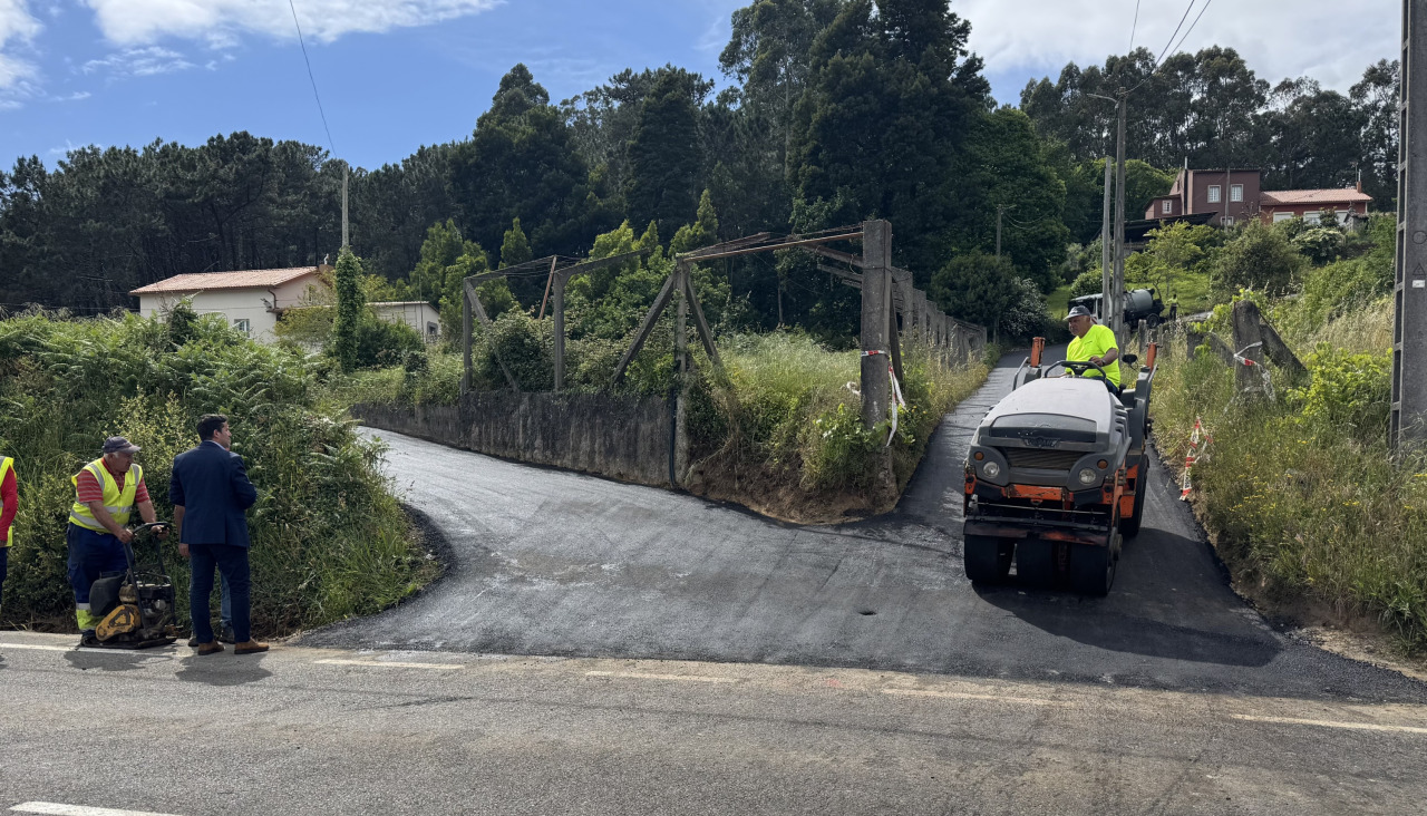 Trabajos de asfaltado en el lugar de Cubeliños, en Boiro