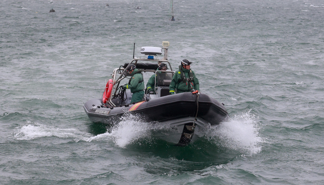 GEAS de la Guardia Civil durante la investigación del barco hundido en O Grove