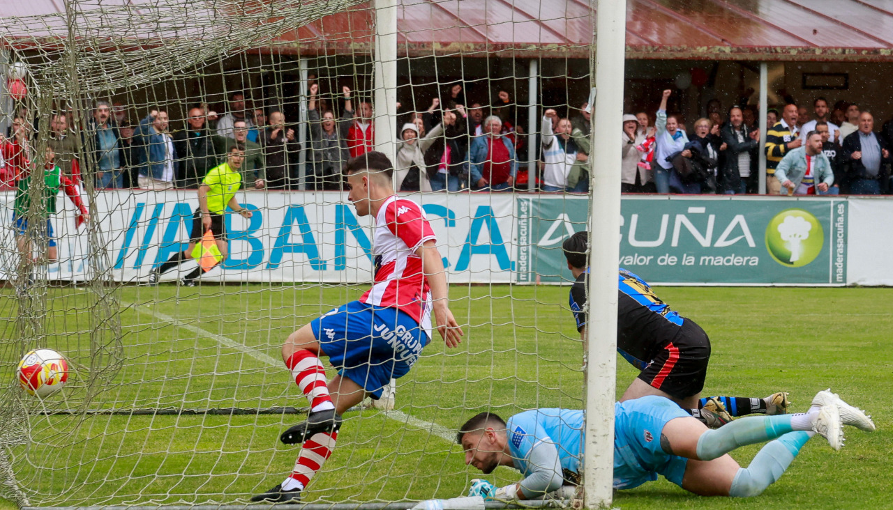 Gabri Palmás, pichichi del Arosa, fue determinante en la segunda parte con sus goles