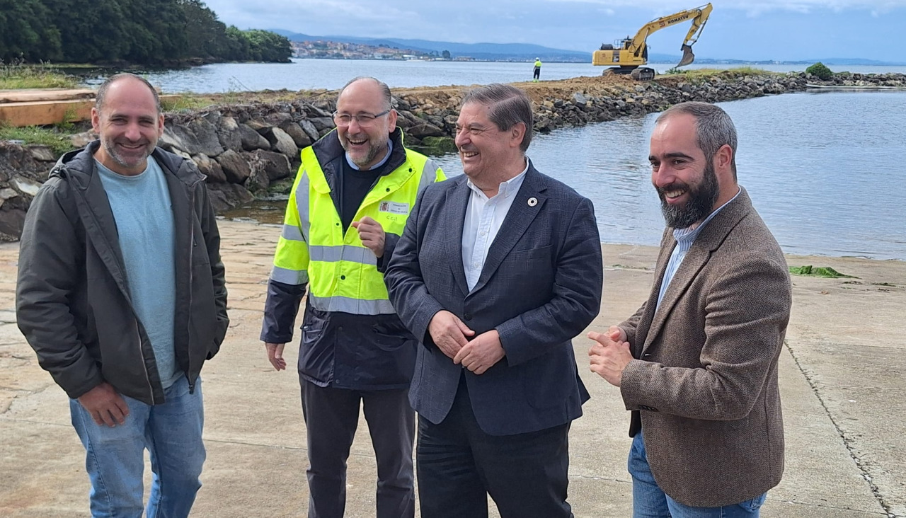 El subdelegado del Gobierno en A Coruña, Julio Abalde, junto al jefe de la Demarcación de Costas en Galicia, Carlos Gil; el patrón mayor Miguel Ángel Iglesias y del alcalde Julián Bustelo, visitó la zona de las obras