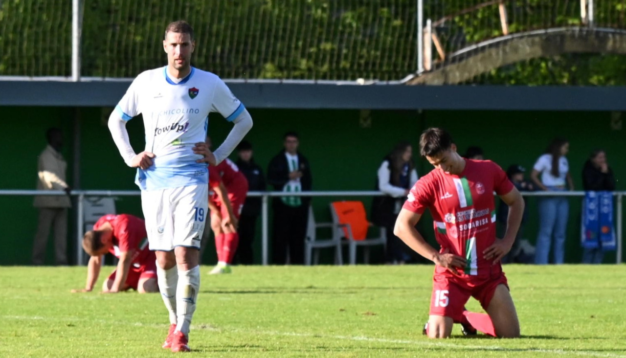 Los jugadores de Somozas y Boiro lamentan al final del partido un resultado que les deja a ambos fuera del play-off de ascenso