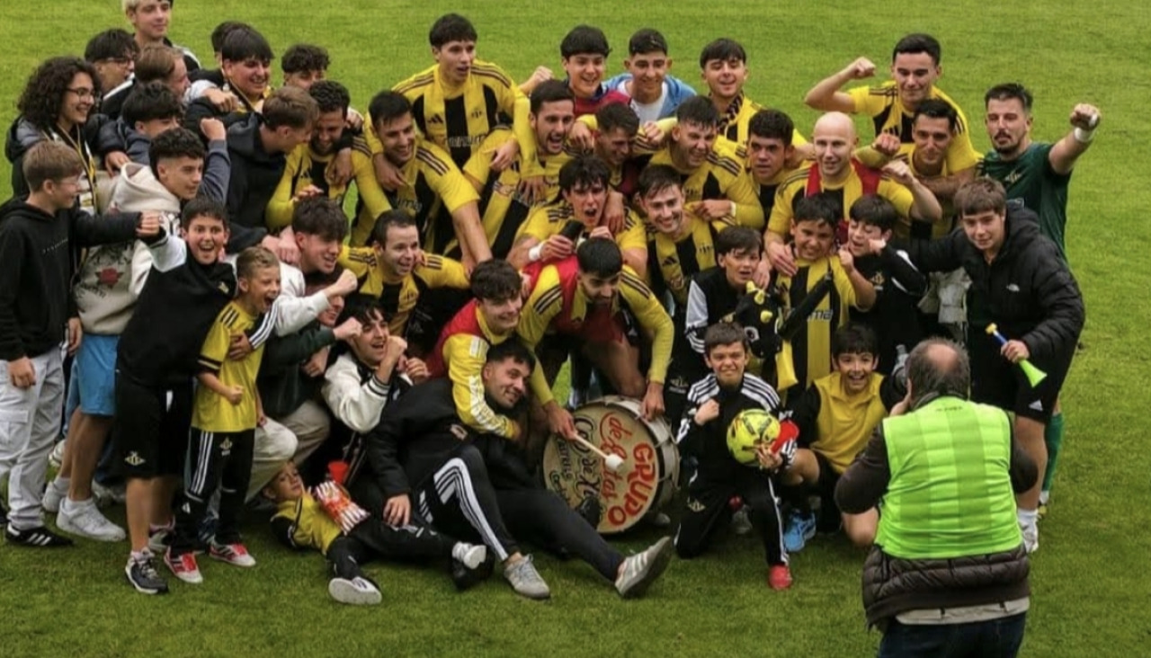 Los jugadores aurinegros celebran al final del partido en A Senra un triunfo que puede valer un ascenso