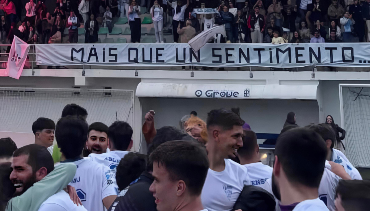 Los jugadores y la afición del CD Grove celebran su ascenso al final del partido