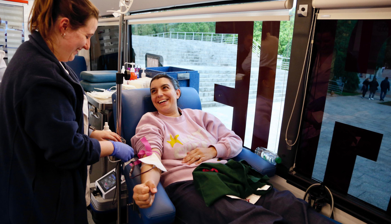 Una vecina donando sangre en Vilagarcía