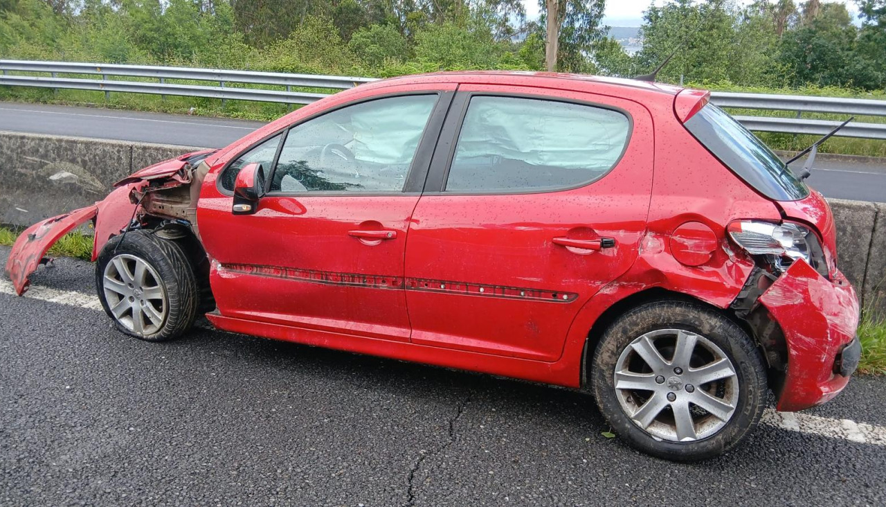 Un Peugeot 206 se salió de la vía por el margen derecho y acabó regresando a la calzada para impactar contra la mediana de hormigón de la AG-11