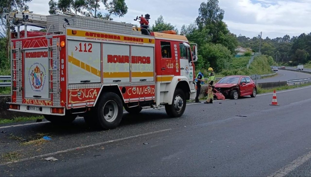 La dotación de guardia del parque comarcal de Bomberos de Ribeira y una patrulla de la Policía Local de A Pobra formaron parte del dispositivo desplegado para intervenir en el accidente de tráfico