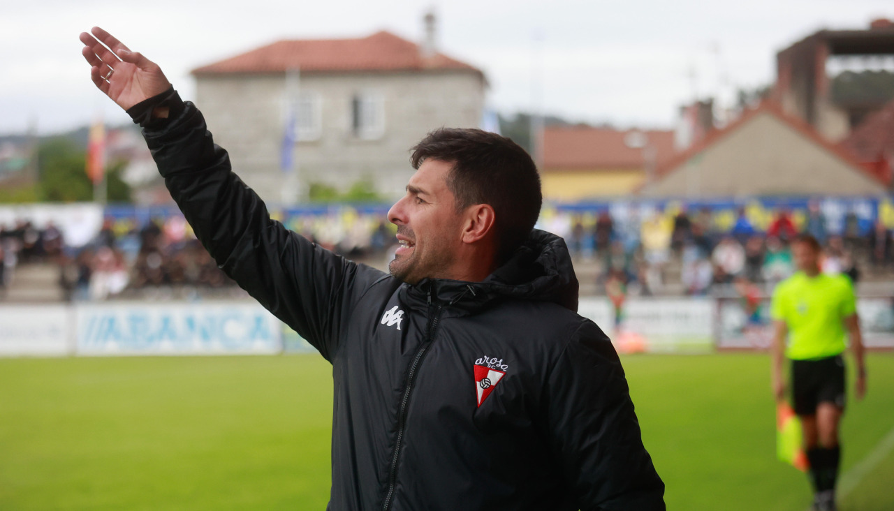 Gonza da inidicaciones durante el partido del domingo en A Lomba
