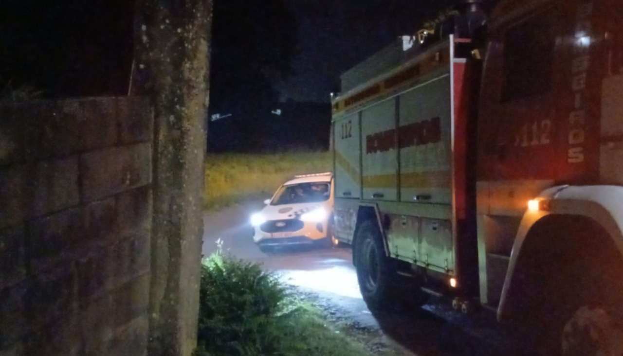 La dotación de guardia del parque comarcal de Bomberos de Ribeira y una patrulla de la Policía Local de la capital barbanzana integraron el operativo desplegado tras el aviso de incendio