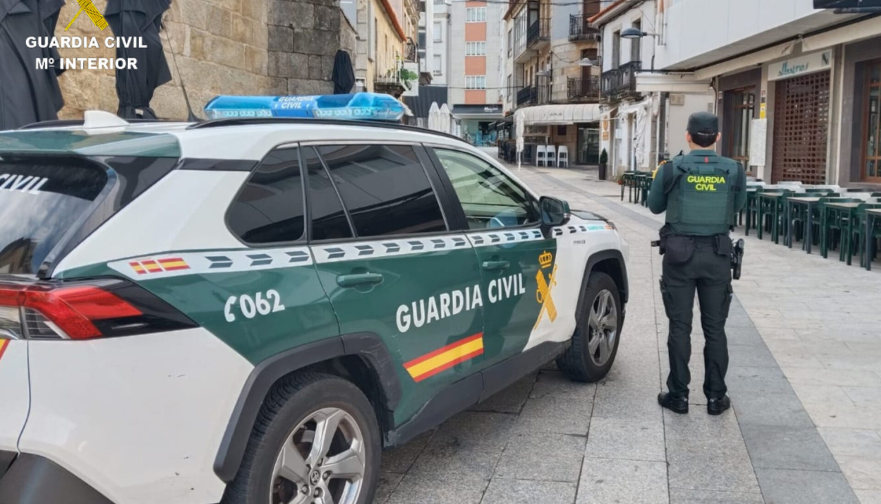 Los efectivos de la Guardia Civil de Sanxenxo en la zona del robo