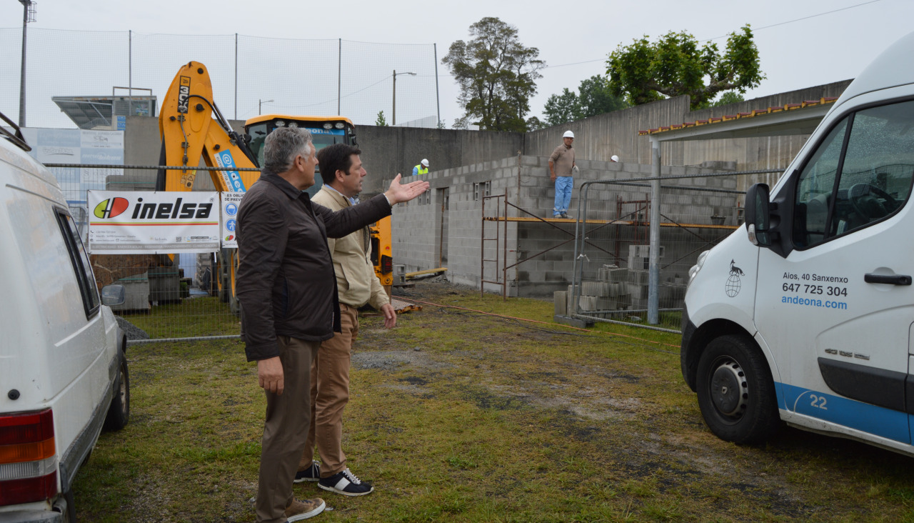 Visita del alcalde, Telmo Martín, y el concejal de Deportes, Marcos Guisasola, a las obras del campo de Baltar de Abajo